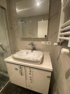 a bathroom with a sink and a mirror at Bakırköy Ahmet Bey Apartmanında Daire Eşyalı in Istanbul