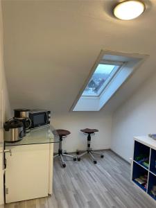 Η κουζίνα ή μικρή κουζίνα στο 1 WG Zimmer (Apartment) im Dachgeschoss in 70839 Gerlingen