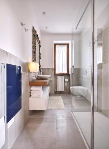 a bathroom with a sink and a toilet and a tub at Villa Beatrice in Verona