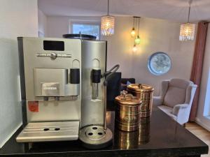 uma máquina de café sentada num balcão num quarto em Apartment Aekta Studio 2 em Gotemburgo