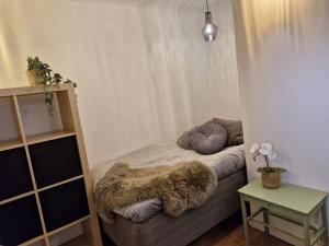 um quarto com uma cama com almofadas em Apartment Aekta Studio 2 em Gotemburgo