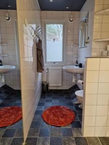 uma casa de banho com 2 lavatórios e 2 WC em Apartment Aekta Studio 2 em Gotemburgo