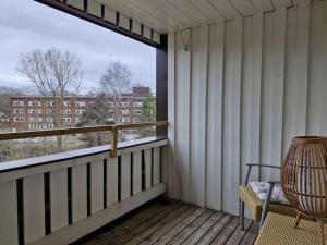 uma varanda com uma cadeira e uma grande janela em Apartment Aekta Studio 2 em Gotemburgo