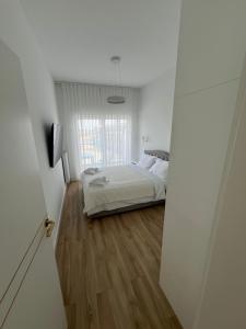 Tempat tidur dalam kamar di Apartament Dziwnów White & Gold