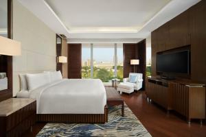 Postel nebo postele na pokoji v ubytování JW Marriott Hotel Hanoi