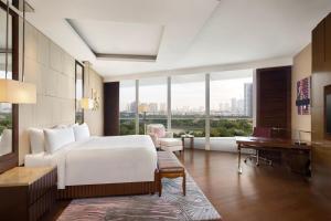 Postel nebo postele na pokoji v ubytování JW Marriott Hotel Hanoi