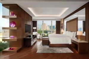 Postel nebo postele na pokoji v ubytování JW Marriott Hotel Hanoi