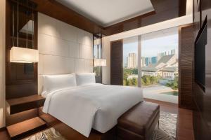 Postel nebo postele na pokoji v ubytování JW Marriott Hotel Hanoi