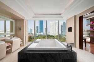 TV a/nebo společenská místnost v ubytování JW Marriott Hotel Hanoi