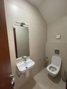 y baño con lavabo y aseo. en Ultramodern 2 bedroom space Available, en Accra