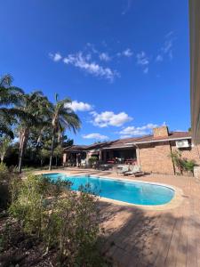 ein Pool vor einem Haus in der Unterkunft Aan d'Oewer in Citrusdal