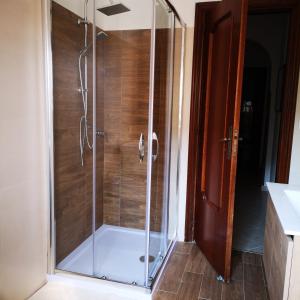 um chuveiro com uma porta de vidro na casa de banho em Residenza Nemi con balcone vista mare - porto em Vibo Valentia Marina