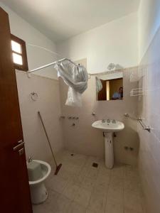 La salle de bains est pourvue d'un lavabo et de toilettes. dans l'établissement Casa de Retiros Virgen de Guadalupe, Finca la Soledad. Bodega Prelatura, à Santa María