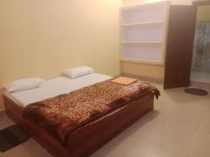 sypialnia z łóżkiem z książką w obiekcie Aanand Bhwan dharmshala ayodhya w mieście Ayodhya