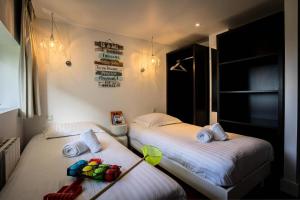 Ein Bett oder Betten in einem Zimmer der Unterkunft Résidence La Villa Bellevue-bugueles - Maisons & Villas pour 8 Personnes 144