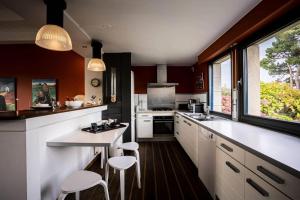 Kuchyňa alebo kuchynka v ubytovaní Résidence La Maison Du Linkin-perros Guirec - Maisons & Villas pour 6 Perso 154