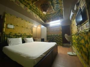 ein Schlafzimmer mit einem großen Bett in einem Zimmer in der Unterkunft Sejour D Confort (Bamboo Stays) in Puducherry