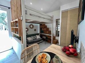 een kamer met een tafel met daarop een schaal fruit bij Villas Maya 2 - Picholine - AVIGNON - CLIM - WIFI - Terrasse in Avignon
