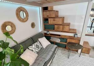 een woonkamer met een groene bank en een tafel bij Villas Maya 2 - Picholine - AVIGNON - CLIM - WIFI - Terrasse in Avignon