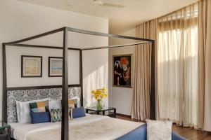 ein Schlafzimmer mit einem Himmelbett in einem Zimmer in der Unterkunft Sohonos 2 · Luxurious 3BHK with Private Pool in Goa
