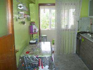 貝利都茲的住宿－Beylikdüzü EmekEvler Sitesinde Dublex，一间厨房,在房间角落处配有一张桌子
