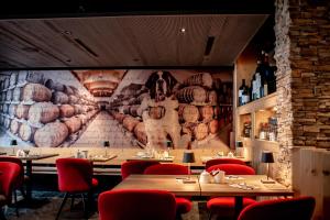 Un restaurante u otro lugar para comer en Eiger Mountain & Soul Resort