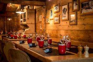 einen langen Tisch in einem Restaurant mit Weingläsern in der Unterkunft Eiger Mountain & Soul Resort in Grindelwald