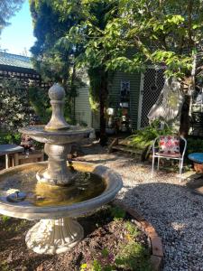una fuente en medio de un patio en Enchanted Retreat, en Morwell