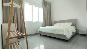 een slaapkamer met een bed en een houten ladder bij Amber Cove Malacca City View in Melaka