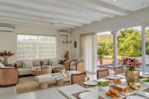Posezení v ubytování Amananjuna 3 · Luxurious 4bhk villa in Anjuna