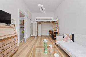 Poschodová posteľ alebo postele v izbe v ubytovaní Cosy Studio with Mezzanine Wrocław by Renters
