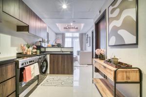 eine Küche mit Waschmaschine und Trockner in der Unterkunft Autumn Serenity Manor: Luxury 3 Bedroom Townhouse in Dubai