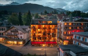 een groot gebouw in een stad met gebouwen bij Eiger Mountain & Soul Resort in Grindelwald