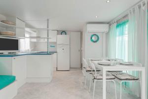 Nhà bếp/bếp nhỏ tại Mobilhome au vert +22 ảnh