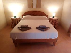 艾因西萊姆的住宿－Bed and Breakfast Dar Tal-Lumija，一间卧室配有一张床,上面有两条毛巾