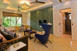 een woonkamer met een bank en een tafel bij Luxurious Apartment with a Pool near Candolim 11 in Goa