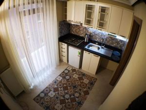 uma vista superior de uma pequena cozinha com um lavatório em BUTİK 24 SUİTES em Ancara