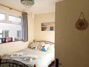 um quarto com uma cama com toalhas em Salthill Stay B&B em Galway