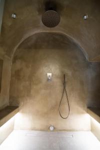 baño con ducha con manguera en la pared en Siramà Suite Deluxe, en Oria