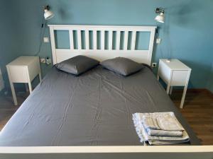 AkrotiriにあるAkrotiri Sea View Maisonetteの大型ベッド1台(枕2つ付)が備わる客室です。