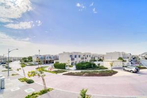 ein leerer Parkplatz in einer Stadt mit Gebäuden in der Unterkunft Autumn Serenity Manor: Luxury 3 Bedroom Townhouse in Dubai