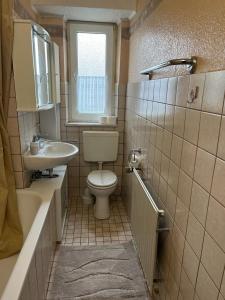 een badkamer met een toilet en een wastafel bij Gästewohnung 1 OGR in der Nähe zur Veltinsarena - Gästewilli 1 in Gelsenkirchen