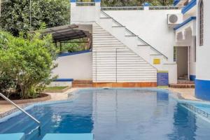 an empty swimming pool in front of a building at Riveranda · 4bhk villa with private pool in Goa