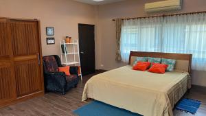 En eller flere senge i et værelse på Big Comfortable Villa + 23 billeder