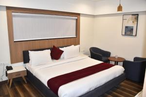 Postel nebo postele na pokoji v ubytování Hotel welcome somnath