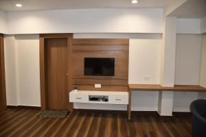 TV a/nebo společenská místnost v ubytování Hotel welcome somnath