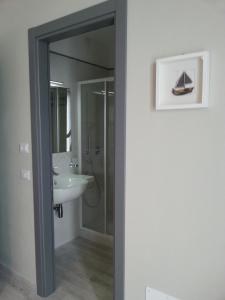 La salle de bains est pourvue d'un lavabo et d'un miroir. dans l'établissement Il Lido, à Giannella