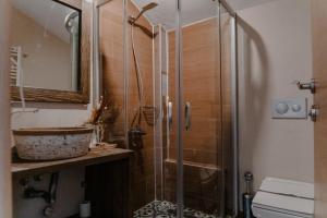 La salle de bains est pourvue d'une douche, d'un lavabo et de toilettes. dans l'établissement My House Urla, à Izmir