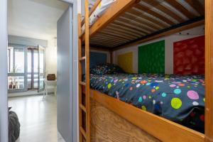 1 dormitorio con 1 litera en una habitación en Location Noly, en Seignosse