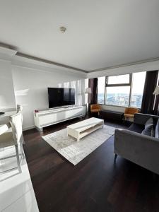 พื้นที่นั่งเล่นของ Kiralık Daire - Ritz Carlton Residance Süzer Plaza'da Eşyalı Manzaralı